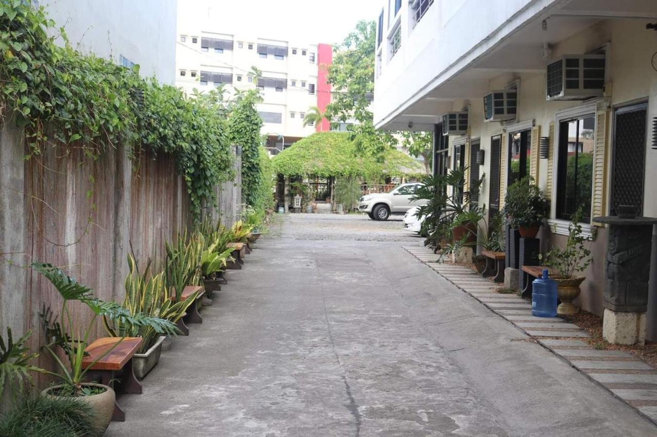 Reddoorz Near Colgante Bridge Naga City Exterior photo
